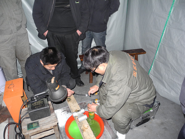 圖為國(guó)家索檢中心專業(yè)檢測(cè)人員對(duì)花臺(tái)索道抱索器進(jìn)行探傷檢測(cè) 圖為國(guó)家索檢中心專業(yè)檢測(cè)人員對(duì)花臺(tái)索道抱索器進(jìn)行探傷檢測(cè)